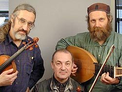 Слева направо: Александр Константинов, Эдуард Гиндин и Александр Райков в музыкальной мастерской Э. Гиндина в Нью-Йорке, 2000 г.